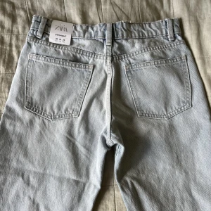 Jeans - Ett par jeans från Zara i ljusblå färg, helt oanvända och lapparna sitter fortfarande kvar. De är tyvärr för små för mig, därför säljer jag dem (min kompis fick agera modell åt mig och hon är runt 172cm lång)💞
