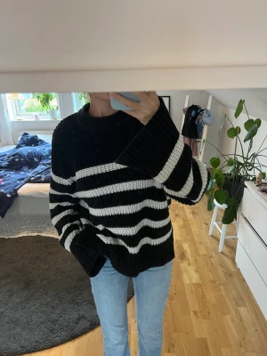 Randig stickad tröja - Svart stickad tröja med vita ränder. Superskön 