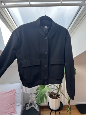 Bomberjacka - Svart bomber med axelvaddar liknar den från Zara  storlek L Använd fåtal gånger