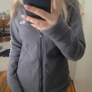 Zip up, north face - Grå/ljuslila zip up tröja från the north face! Superfin och skön, perfekt till layering💓💓