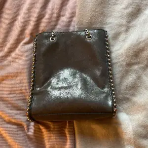 En snygg trendig väska ifrån zara. Köpt på plick. 🩷