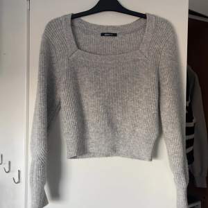 Super nu min knappt använda stickade tröja från Gina tricot. Storlek S, perfekt till höst och vintern!