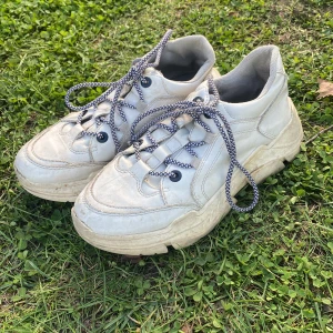 Sneakers - Stl 39. Kan mötas upp eller fraktas men då tillkommer fraktkostnad. 