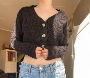 Stickad tröja stl M - Jättemysig stickad tröja/kofta stl M nu till hösten💕 Säljer då den tyvärr inte kommer till användning🌸skriv för fler bilder✨!djur finns i huset!