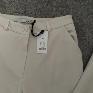 Kostymbyxor  - Ett par oanvända konstymbyxor ifrån lager 157, storlek XS men är stor i storleken. Funkar förmodligen på en M med. Fraken diskuteras privat