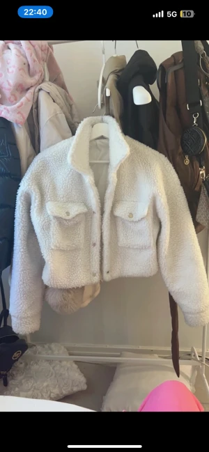 Vit teddy jacka  - Hej nu säljer jag min teddyjacka som typ inte kommit till användning, har för mycket jackor. 🩷