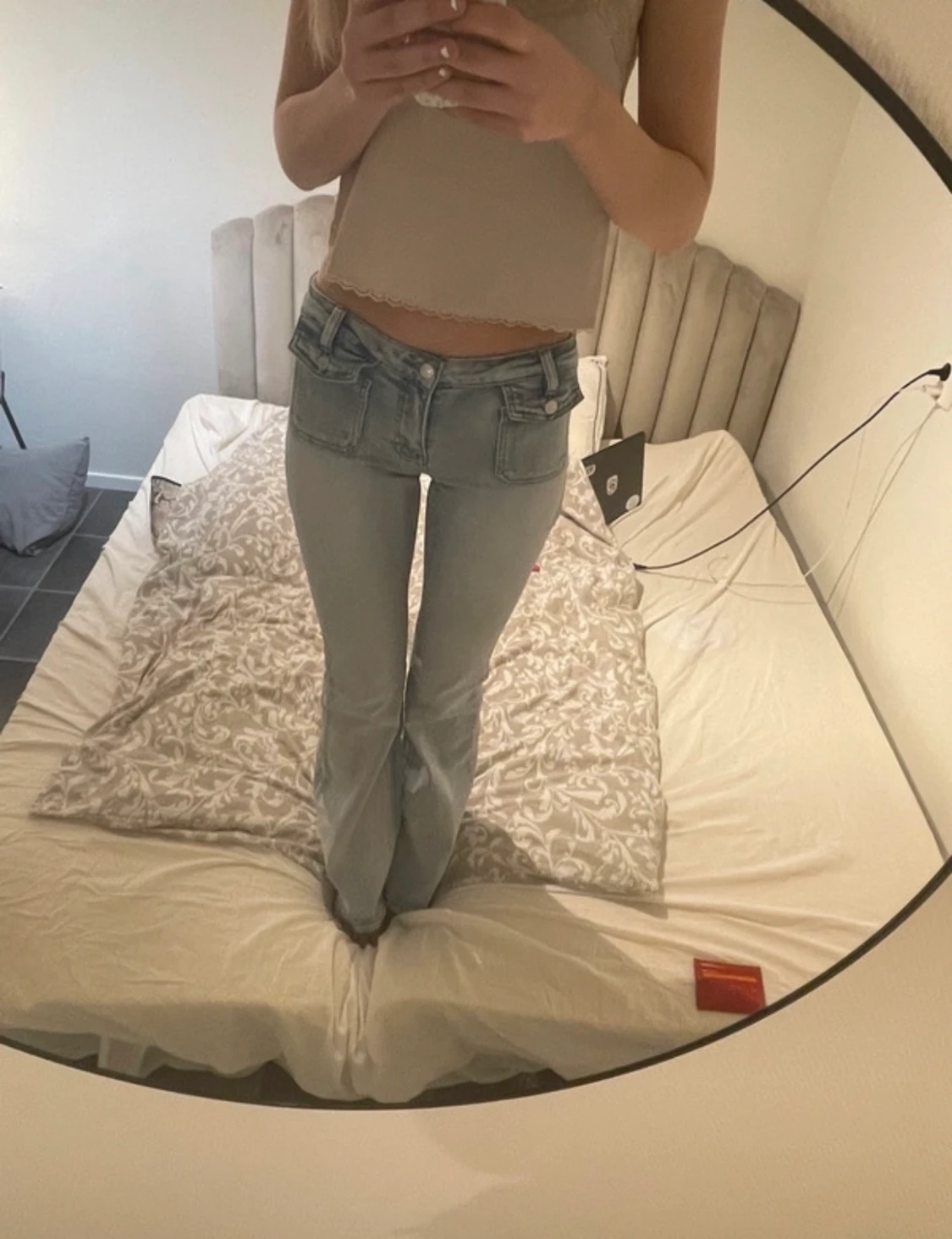 Låg midja det är jeans med fickor fram 