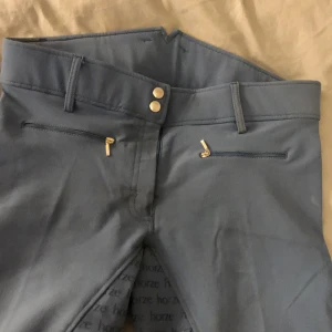 Superfina ridbyxor säljes strorlek 40 - Fina ridbyxor säljes i storlek 40 de är från Horze❤️ De är helskodda med bra grepp,endast använda 2 ggr då de sedan bara blivit liggandes🥰 De är köpta för 650 kr Färgen är blå/turkos vet inte riktigt om det syns på kameran