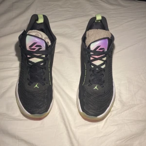 Luka Doncic 1 - Medel skick, har används ett par gånger. Originella sulan smular sönder efter kanske 5 användningar så den är utbytt mot en ny och mer hållbar sula.