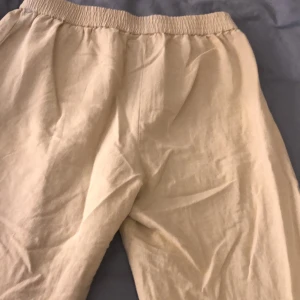 Superfina Linnebyxor säljes - Fina beiga linnebyxor säljes de är i storlek M De är i nyskick då de endast är använda 2 gånger💓  Köparen står för frakten 
