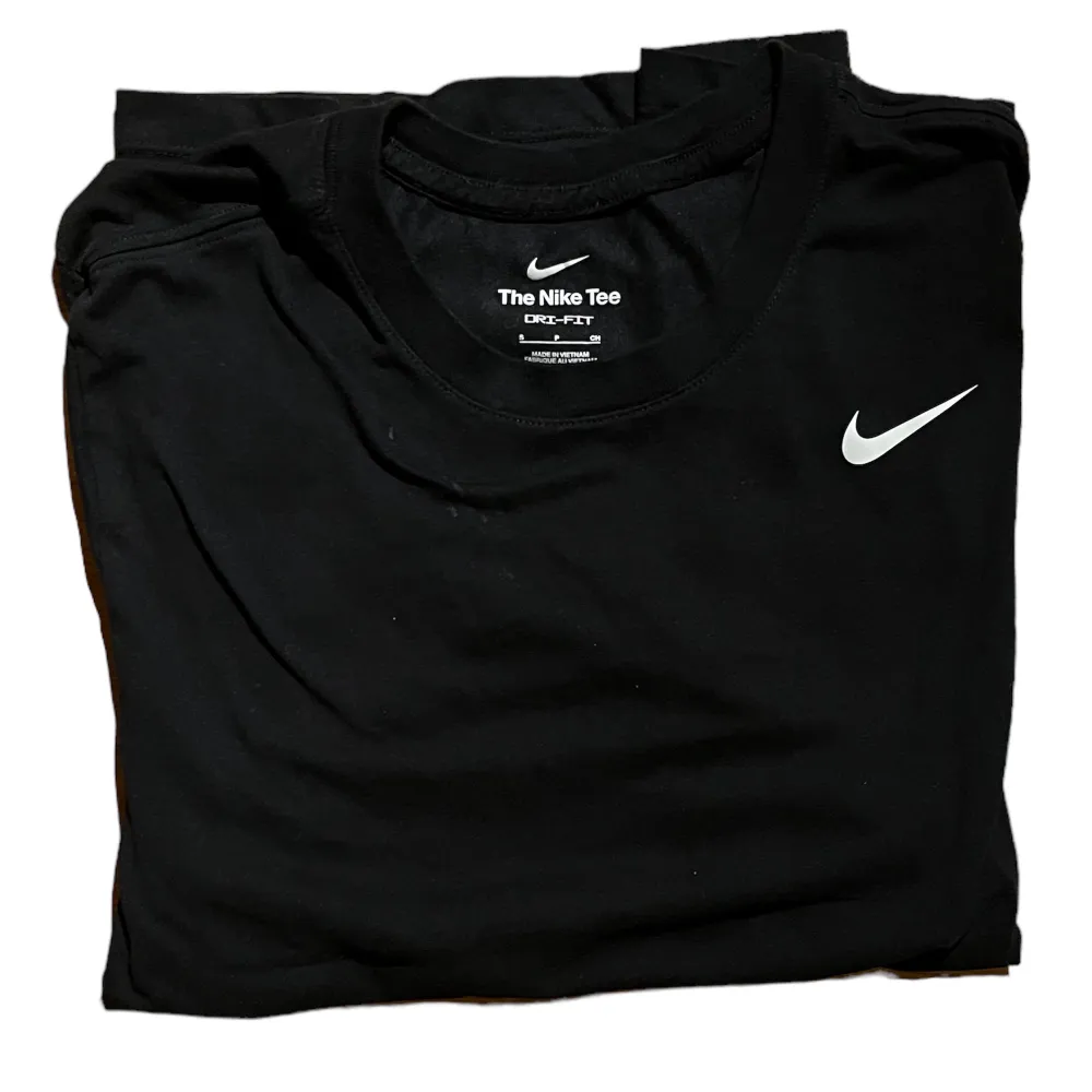 Svart Nike T-shirt. Fint skick inga skador eller liknade. Storlek S. Pruta gärna. Mvh Benjamin . T-shirts.