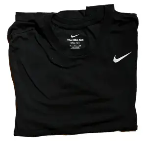 Svart Nike T-shirt. Fint skick inga skador eller liknade. Storlek S. Pruta gärna. Mvh Benjamin 