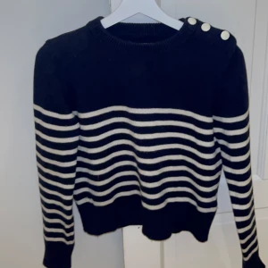 Zadig Voltaire Tröja - Säljer min  Zadig Voltaire tröja. 💗Köpt i vintras för 1700 kr, säljer den för 450 kr. Storlek 14 år💗