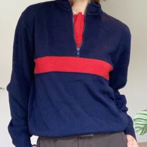 Vintage tröja - Mörkblå tröja köpt på Beound retro 
