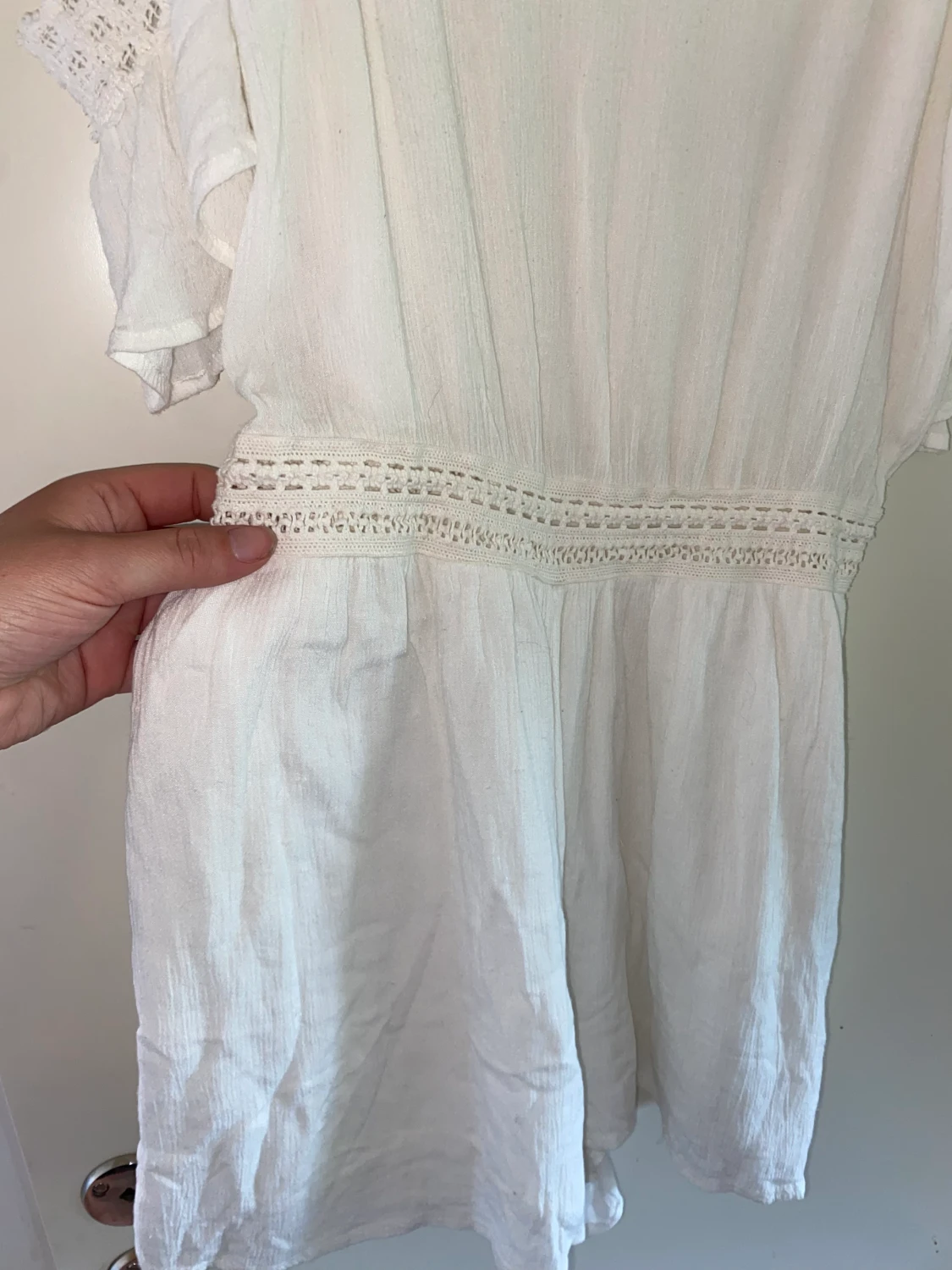 Plausuit med spetsdetaljer - 90