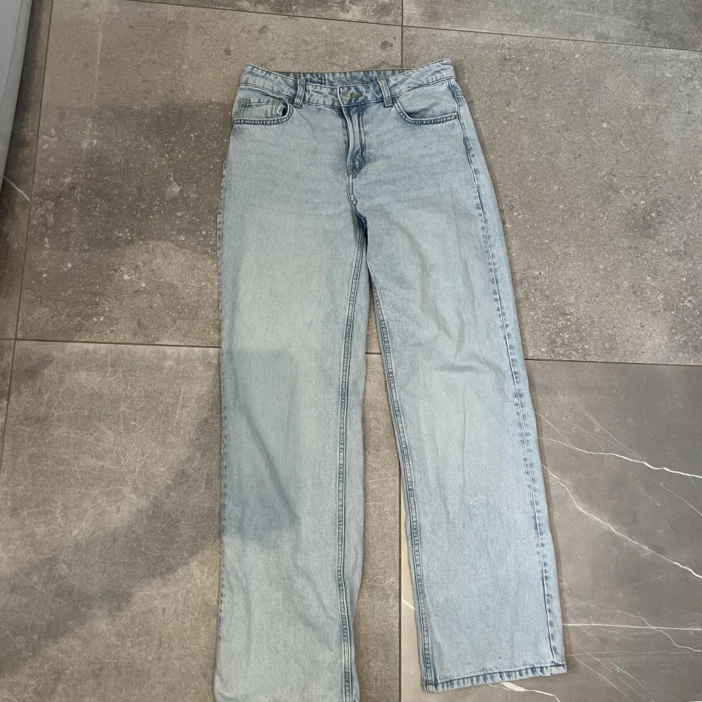 Säljer dessa mid/low waist jeans från H&M då de blivit för små💗 Jättesnygg färg. Lätta att dra med så de blir lowwaist. Skulle säga att jeansen i verkligheten blir mer flaire än straight⚡️💗. Jeans & Byxor.
