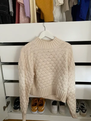 Stickad tröja  - Stickad tröja från Monki, trendord för nån månad sen men kommer inte till användning. Köpte M för ville ha lite oversized  