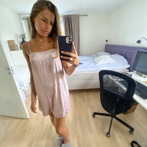 Satin klänning med öppen rygg - Snygg satin klänning med så fin öppen rygg. Svårt att få med på bilden, använd fåtal gånger❤️
