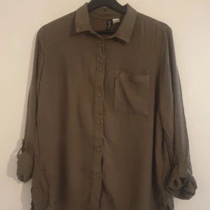 Grön skjorta / blus - Klassisk grön skjorta från H&M 