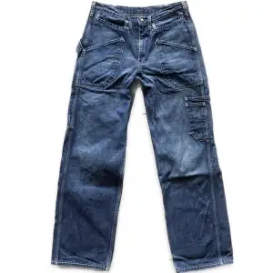 Så nice jeans från Lee i lite snickar stil. Inte sätt några defekter. 39cm i midjan (mätt rakt över) och 77cm i innerbenslängd! 