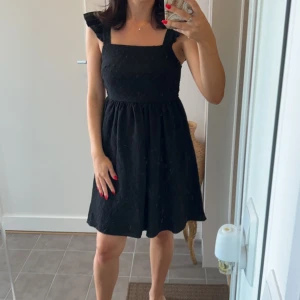 Sommarsöt svart klänning  - Sommarsöt svart klänning. Storlek xs passar en small. 