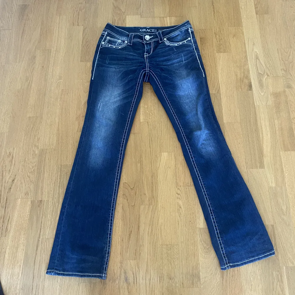 Assnygga jeans med massa snygga detaljer!! De är lågmidjade och bootcut Innerbenslängden är 85cm och midjemåttet är 84cm Jag kan diskutera pris och skriv om du har några frågor🫶. Jeans & Byxor.