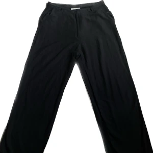 Linnebyxor  - Svarta linnebyxor från Cappuccini. Det är i bra skick och passar mig som är 173 cm. De är även i strl M men passar mig som är i S. 