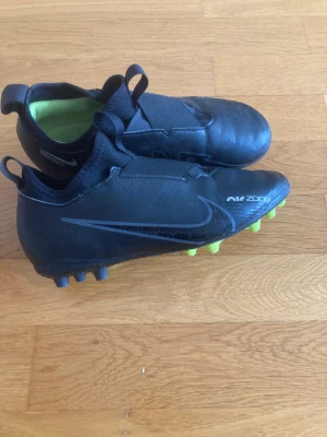 Nike fotbollsskor stl. 36.5 - Fina fotbollsskor Nike Mercurial air zoom. Stl 36.5  Endast använda 5-6 träningstillfällen 