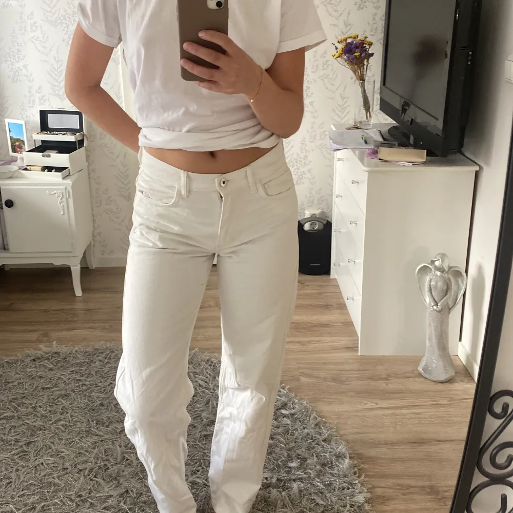 Vita jeans som jag använt få gånger,fint skick. Jeans & Byxor.