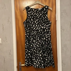 Sommarklänning - Vacker ärmlös sommarklänning från MQ