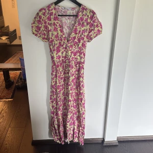 Somrig klänning från Zara - Långklänning i blommigt silkesliknande material. Väldigt smickrande på! Använd endast en gång😊 