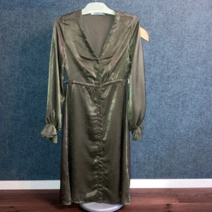 Olivgrön klänning från NA-KD💕 - Lång klänning från NA-KD i mycket bra kvalite! Väldigt bra skick💕🎀