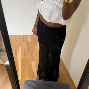 Långkjol - Jättefin långkjol, aldrig använd! Finns band inuti så att den sitter tajtar mot midjan.