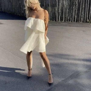 Super fin klänning🫶🏼 - Lägger upp igen då den förra strulade, Säljer denna ur snygga klänningen från hm! Klänningen har även tillhörande band. Prislapp kvar💞