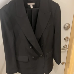 Svart kavaj - Svart kavaj från H&M. I bra skick, nypris 500kr