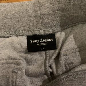 Juicy couture - Helt äkta juicy couture byxor! Köpta på Nelly och är några centimeter för långa för mig som är 167cm.  Säljer för har ingen användning för dom längre. Köpta för 1200kr