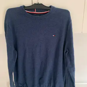 Blå tröja från Tommy Hilfiger. 