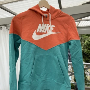 Hoodie Nike - Hoodie i dammodell storlek S. Tröjan är i nyskick, endast använd 3 gånger. 