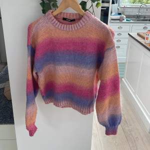 En färgglad stickad tröja ifrån bikbok i storlek xs, använd få gånger