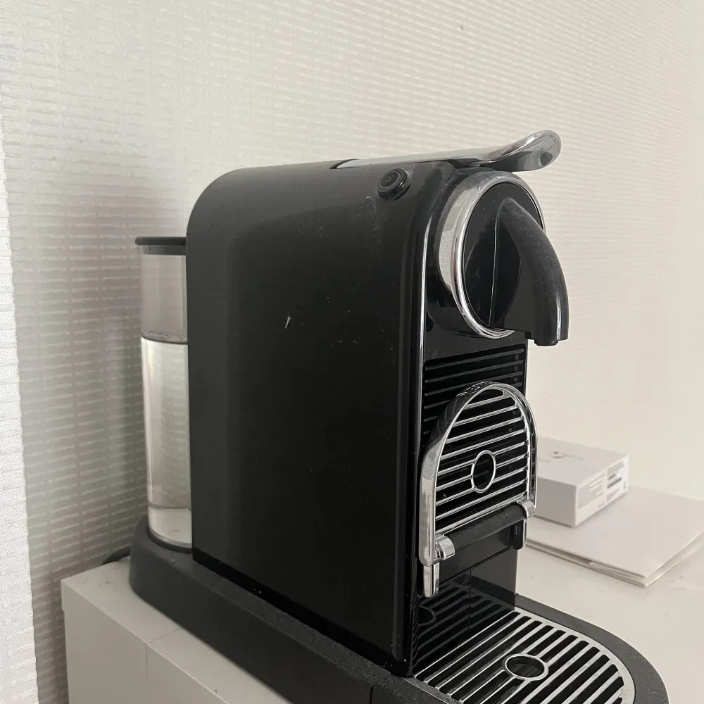 Säljer denna svarta Nespresso maskin. Välldigt bra skick och inköpt december 2021. Skickar även med kapslar. . Övrigt.
