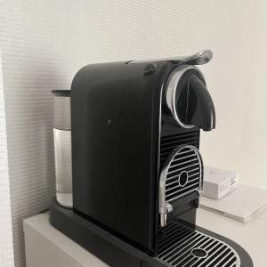 Säljer denna svarta Nespresso maskin. Välldigt bra skick och inköpt december 2021. Skickar även med kapslar. 