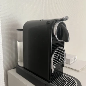 Nespresso maskin - Säljer denna svarta Nespresso maskin. Välldigt bra skick och inköpt december 2021. Skickar även med kapslar. 