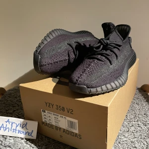 Yeezy 350 onyx - Storlek: 46 / 11,5 (passar mindre storlekar) Skick: Ds (oanvända)  Metupp stockholm eller frakt på köparens bekostnad🚚  Trades mot ds🤝