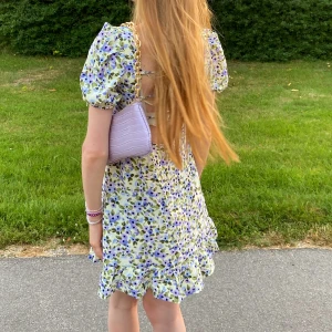 Blommig klänning med öppen rygg - Säljer denna söta blommiga klänning ifrån Zara. Klänningen är låg i ryggen, med snörning. Den är i stl S och jag som bär den på bilderna är 1,70 cm lång. Den är i fint skick, precis som ny!