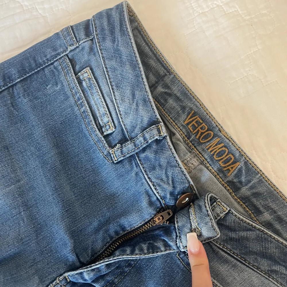 🌸🌸🌸 Tighta jeans med hål i ena benet 🌸🌸🌸. Jeans & Byxor.