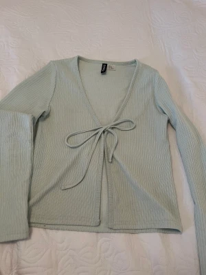 Grön kofta - Grön kofta från hm som använts typ 3 gånger. Kolla in mitt konto för fler billiga saker❣️