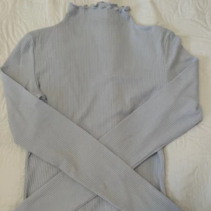 Blå turtleneck  - Blå turtleneck från bikbok. Använd max 3 gånger, bra skikt❣️