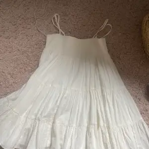 Vit populär klänning från zara som är slutsåld, använd 2 gånger 