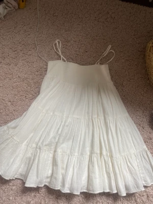 Zara klänning  - Vit populär klänning från zara som är slutsåld, använd 2 gånger 