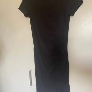 Svart HM klänning, köpt för 149 kr och säljer den för 130 kr, inte använd, storlek S, material Polyester, Elastane